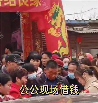 지난해 초 중국 허난성의 한 결혼식장 풍경. 신부 측에서 '차이리(결혼 지참금)를 받지 못했다'며 결혼식 참석을 거부하자, 신랑의 부친(아랫줄 가운데)이 급히 지인들에게 돈을 빌리기 위해 전화를 돌리고 있다. 웨이보 캡처