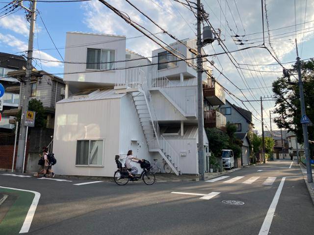 소우 후지모토가 설계한 다세대 주택, 도쿄 아파트먼트.