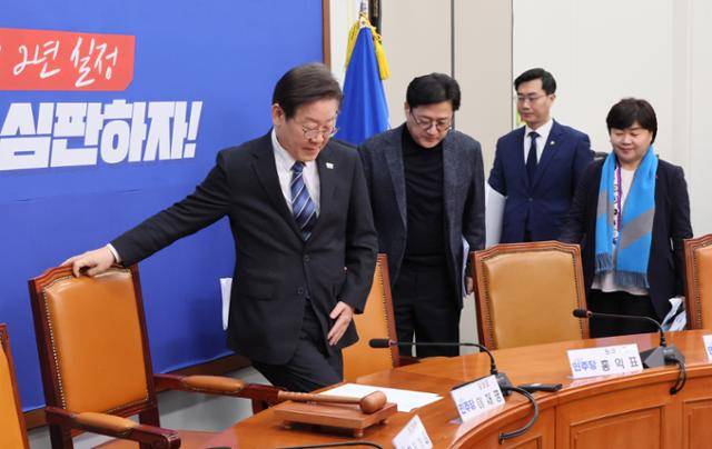 더불어민주당 이재명(왼쪽) 대표와 홍익표(왼쪽 두 번째) 원내대표가 4일 국회에서 열린 최고위원회의에 참석하고 있다. 연합뉴스