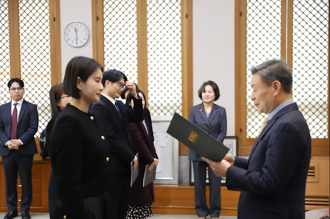 기보배 신임교수가 지난달 29일, 광주여자대학교 이사장실에서 오장원 이사장으로부터 임용장을 받고 있다. 사진=광주여자대학교 제공&nbsp;