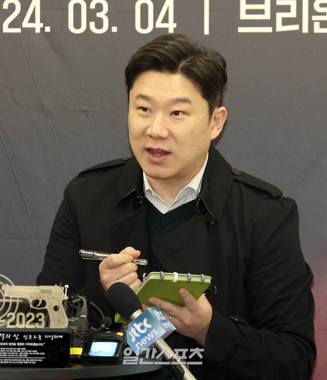 ‘사격황제’ 진종오가 4일 오후 소속사인 서울 성동구 브리온컴퍼니에서 은퇴식을 했다. 진종오가 훈련일지를 보여주고있다. 진종오는 올림픽 금메달 4개와 은메달 2개, 세계선수권대회 금메달 4개를 획득한 한국 사격의 영웅이다. 정시종 기자 capa@edaily.co.kr /2024.03.04.