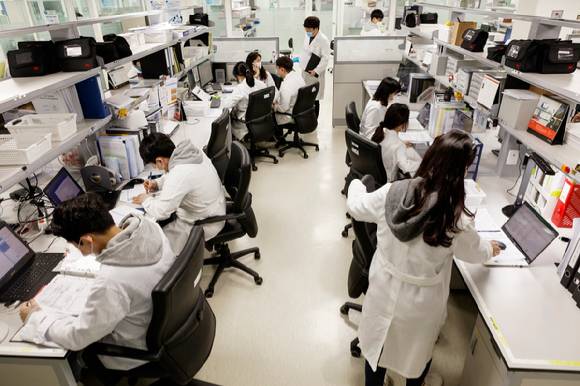 한미약품그룹 연구원들이 R&D에 매진하고 있다. [사진=한미약품]