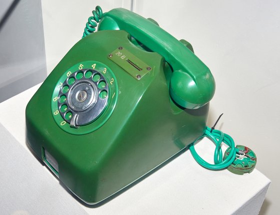1970~80년대 가게에서 주로 사용한 녹색 간이공중전화. 송수신기를 들고 10원짜리 동전 2개를 넣으면 전화를 걸 수 있었다.
