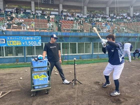 야쿠르트 간판타자 아오키 노리치카(오른쪽)의 타격연습을 돕는 이택근 해설위원 사진 이택근
