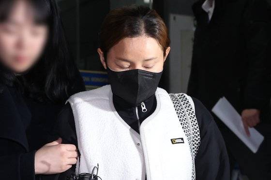 펜싱 국가대표 출신 남현희씨가 지난해 11월 8일 밤 전청조 사기 공범 의혹 관련 피의자 신분으로 조사를 마친 뒤 서울 송파경찰서를 나서고 있다. 뉴스1