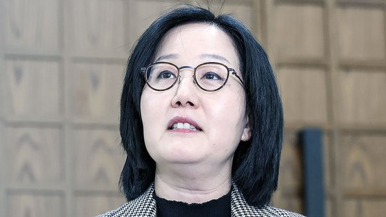 국민의힘 김현아 전 의원이 지난달 23일 국회 소통관 로비에서 단수공천 취소 관련 입장을 밝히고 있다. 연합뉴스