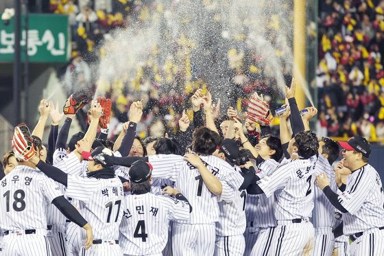 지난해 서울 송파구 올림픽로 잠실야구장에서 열린 프로야구 '2023 신한은행 SOL KBO 포스트시즌' 한국시리즈 5차전 LG 트윈스와 kt 위즈의 경기에서 6대2로 승리하며 우승을 차지한 LG 선수들이 자축하고 있다. 사진 뉴스1