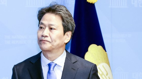 임종석 전 대통령 비서실장이 28일 국회에서 더불어민주당의 공천배제 재고 촉구 기자회견 후 퇴장하고 있다. 연합뉴스