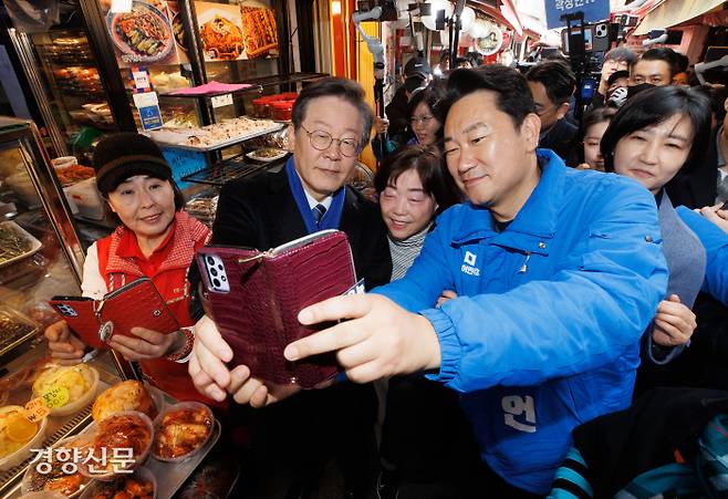 이재명 ‘노무현 사위’ 종로 곽상언 지원 사격 이재명 더불어민주당 대표와 서울 종로에 단수공천을 받은 노무현 전 대통령 사위인 곽상언 후보가 4일 서울 종로구 창신시장을 찾아 시민들과 사진을 찍고 있다. 박민규 선임기자 parkyu@kyunghyang.com