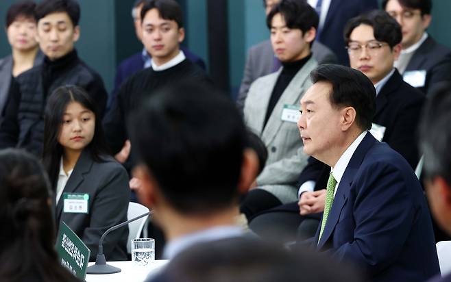 윤석열 대통령이 4일 대구 북구 경북대학교에서 '첨단 신산업으로 우뚝 솟는 대구'를 주제로 열린 열여섯 번째 국민과 함께하는 민생토론회에서 발언하고 있다 / 사진 = 대통령실통신사진기자단