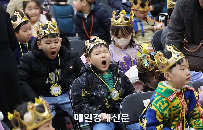 4일 오전 서울 영등포구 문래초등학교에서 열린 입학식에서 1학년 학생들이 왕관을 쓰고 있다. 2024.3.4[이충우기ㅈ