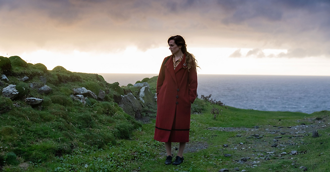 파우릭의 여동생은 그를 따뜻한 사람으로 평가한다. 그러나 그녀 또한 이니셰린에서 계속 사는 것에 권태를 느낀다. 익숙한 것을 편하게 느끼는 오빠와 달리, 그녀는 늘 고요한 이니셰린의 풍경에서 멀어지고 싶어 한다. [사진 제공=월트디즈니컴퍼니코리아]