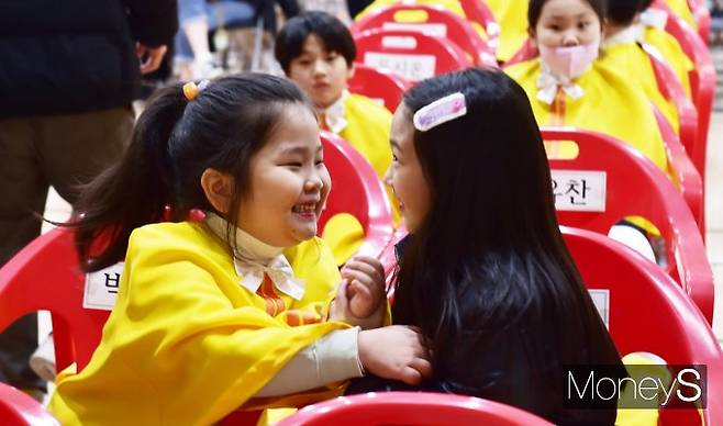 ▲ 친구야, 입학식장에서 보니 더욱 반갑네