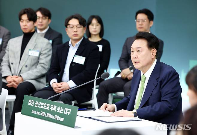 [대구=뉴시스] 전신 기자 = 윤석열 대통령이 4일 대구 북구 경북대학교에서 '첨단 신산업으로 우뚝 솟는 대구' 주제로 열린 열여섯 번째 국민과 함께하는 민생토론회에서 발언하고 있다.  2024.03.04. photo1006@newsis.com