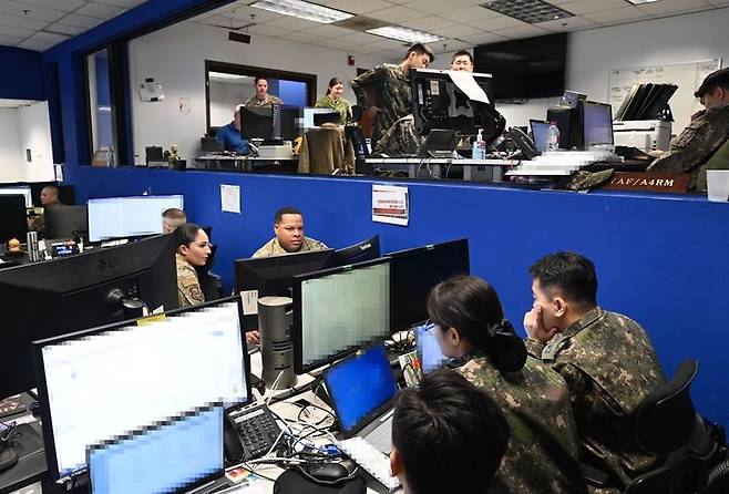 [서울=뉴시스] 전반기 한미 연합연습 '자유의 방패(FS·Freedom Shield)' 첫날인 4일 경기 평탱 공군 오산기지 한국항공우주작전본부에서 연합공군구성군사령부 한미 공군 장병들이 연습을 하고 있다. (사진=공군 제공) 2024.03.04. photo@newsis.com *재판매 및 DB 금지