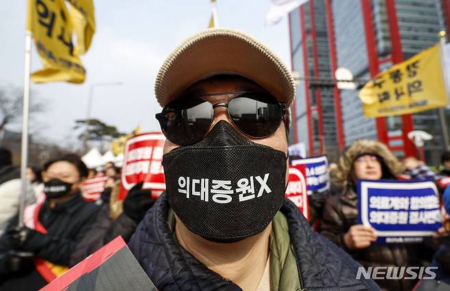 [서울=뉴시스] 정병혁 기자 = 3일 서울 영등포구 여의대로 일대에서 의대정원 증원 및 필수의료 패키지 저지를 위한 전국의사 총궐기대회가 열리고 있다. 2024.03.03. jhope@newsis.com