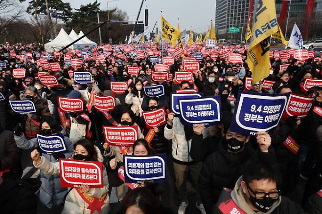 3일 오후 서울 여의도공원 옆 여의대로 인근에서 열린 의대정원 증원 및 필수의료 패키지 저지를 위한 전국의사 총궐기대회에서 참석자들이 의대 정원 확대 반대 및 9.4 의정합의 이행을 촉구하는 내용의 구호를 외치는 모습. 연합뉴스