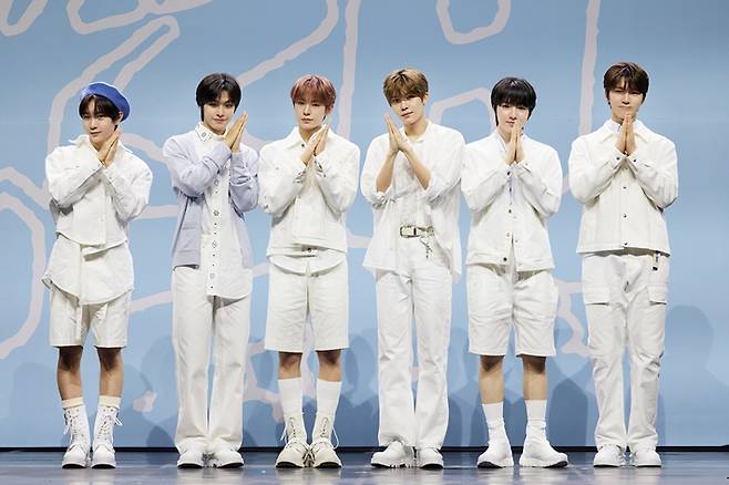 신인 보이그룹 NCT 위시가 4일 오후 2시 서울 용산구 블루스퀘어 마스터카드홀에서 데뷔 쇼케이스를 열고 포즈를 취하고 있다. SM엔터테인먼트 제공