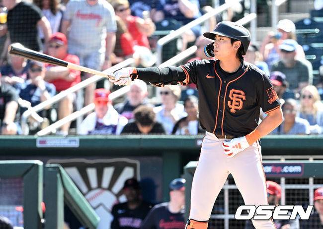 [OSEN=굿이어(미국 애리조나주), 이대선 기자] 4일(한국시간) 미국 애리조나주 굿이어볼파크에서 2024 메이저리그 시범경기 클리블랜드 가디언스와 샌프란시스코 자이언츠의 경기가 열렸다.1회초 무사에서 샌프란시스코 자이언츠 이정후가 타격을 준비하고 있다. 2024.03.04 /sunday@osen.co.kr