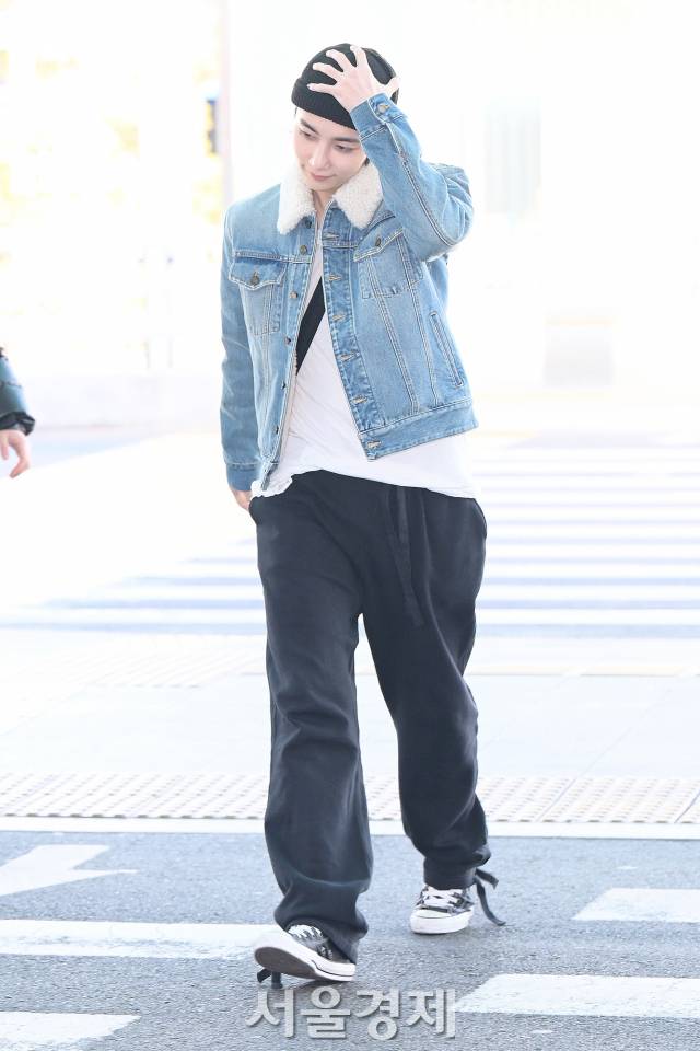 그룹 세븐틴 정한이 4일 오전 생로랑 패션쇼 참석 차 인천국제공항 제2여객터미널을 통해 프랑스 파리로 출국하고 있다. 김규빈 기자