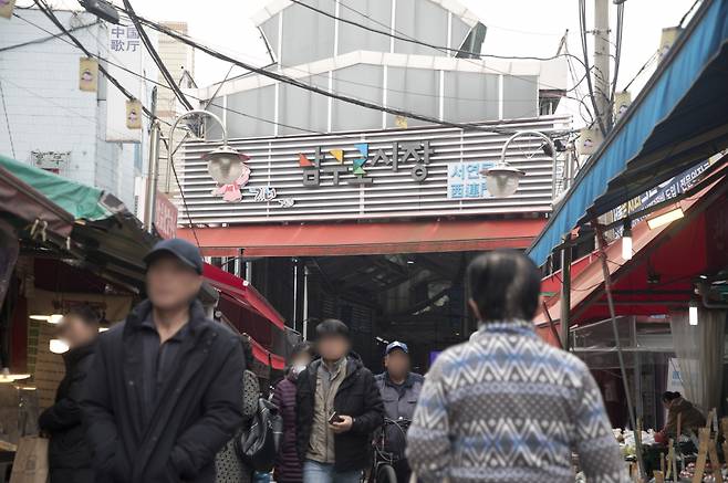 29일 22대 국회의원 총선 격전지 구로을 르포, 구로을의 상징인 남구로시장에서 주민들이 장을 보고 있다. ⓒ시사저널 이종현