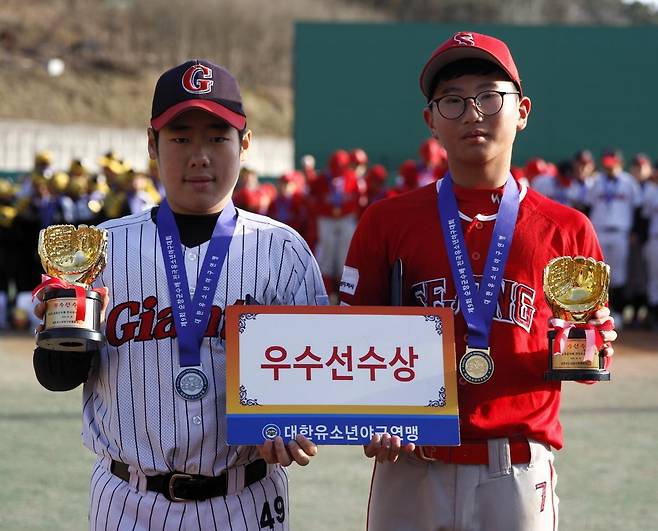 ‘2024 제9회 순창군수배 전국유소년야구대회’ 유소년리그(U-13) 청룡 우수선수상을 수상한 김민준(왼쪽), 김윤학.
사진제공 | 대한유소년야구연맹