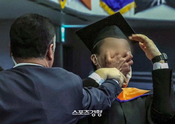 대통령에 항의하다 입 틀어막힌 KAIST 졸업생 2월 16일 대전 유성구 한국과학기술원(KAIST)에서 열린 2024년 학위수여식에서 한 졸업생이 윤석열 대통령이 축사를 할 때 R&D 예산과 관련해 자리에서 일어나 대통령을 향해 항의를 하던 중 제지를 당하고 있다. 대통령실통신사진기자단 제공.