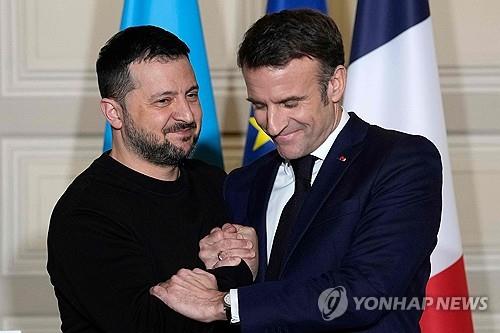 볼로디미르 젤렌스키 우크라 대통령과 에마뉘엘 마크롱 프랑스 대통령 [AFP 연합뉴스 자료사진]