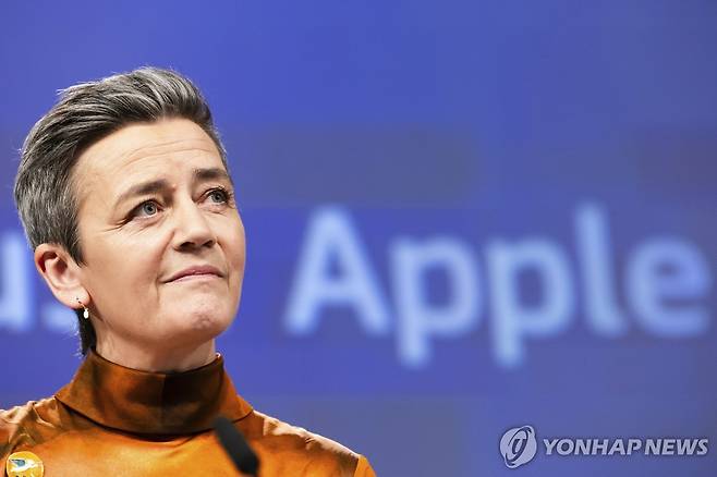 기자회견하는 EU 수석 부집행위원장 (브뤼셀 AP=연합뉴스) 마르그레테 베스타게르 EU 수석 부집행위원장이 4일(현지시간) 벨기에 브뤼셀에서 기자회견을 하고 있다. 2024.3.4 photo@yna.co.kr