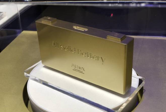 삼성SDI가 ‘IAA 모빌리티 2023’ 부스에 전시한 전고체 배터리 샘플.(사진=연합뉴스)