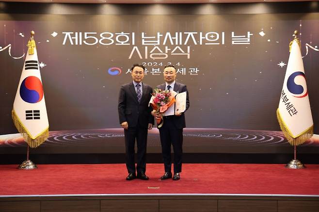 한국석유공업의 강승모 대표가 ‘제58회 납세자의 날’ 시상식에서 모범납세자 부문 국무총리 표창을 받았다.