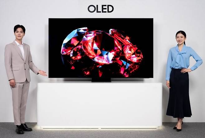 삼성전자 모델이 삼성 OLED TV를 소개하고 있다. (사진=삼성전자)
