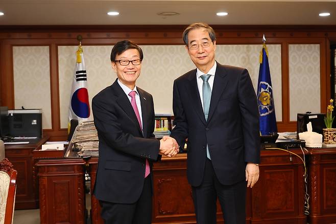 윤진식 한국무역협회 회장(왼쪽)이 5일 정부서울청사에서 한덕수 국무총리를 만나 인사를 기념촬영을 하고 있다(무협 제공). ⓒ 뉴스1