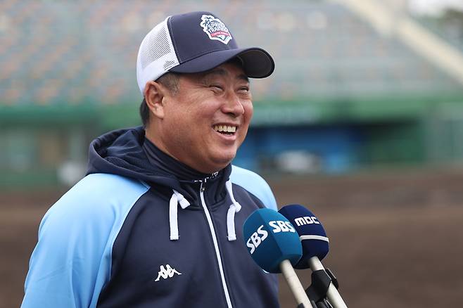 롯데 김태형 감독이 지난달 25일 일본 오키나와현 이토만시 니시자키 야구장에서 열린 지바롯데와의 연습경기가 끝난 뒤 인터뷰를 하고 있다. 사진 | 연합뉴스