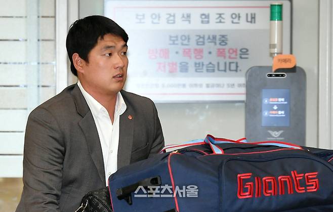 사생활 논란이 터진 롯데 나균안이 5일 오후 일본 오키나와에서 스프링캠프를 마치고 인천국제공항을 통해 귀국하고 있다. 인천국제공항 | 박진업 기자 upandup@sportsseoul.com