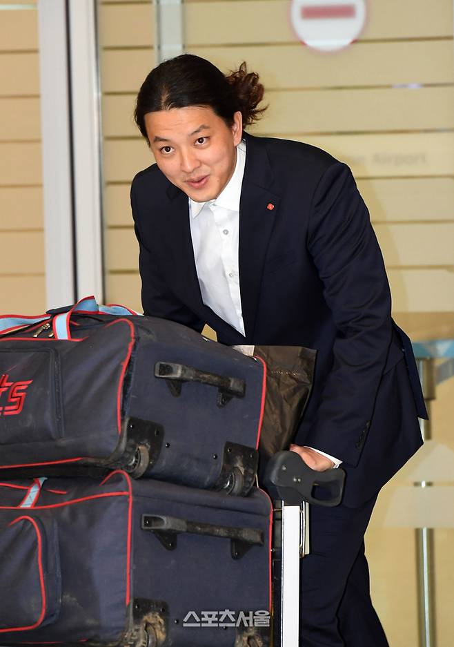 롯데 자이언츠 김원중이 5일 오후 일본 오키나와에서 스프링캠프를 마치고 인천국제공항을 통해 귀국하면서 팬들에게 인사를 하고 있다. 인천국제공항 | 박진업 기자 upandup@sportsseoul.com