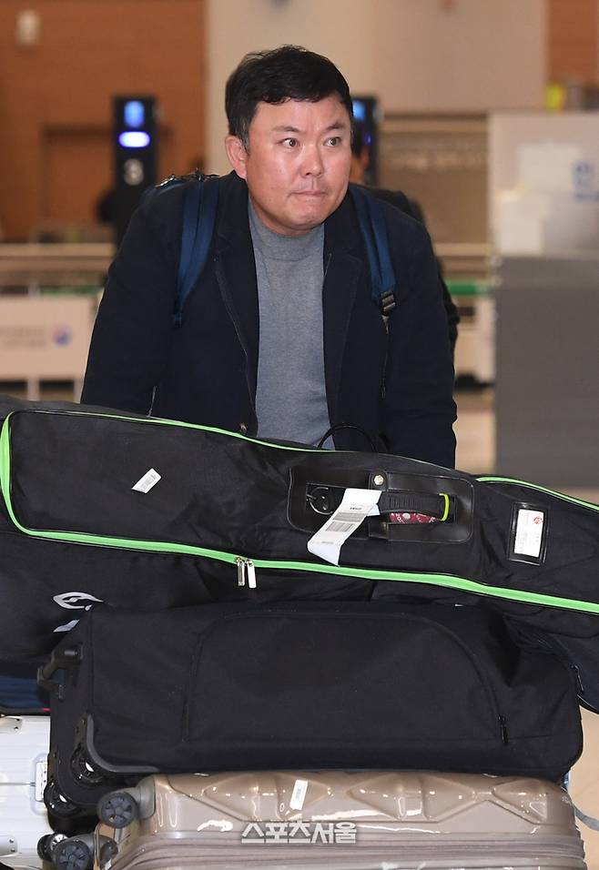 롯데 자이언츠 주형광 코치가 5일 오후 일본 오키나와에서 스프링캠프를 마치고 인천국제공항을 통해 귀국하고 있다. 인천국제공항 | 박진업 기자 upandup@sportsseoul.com