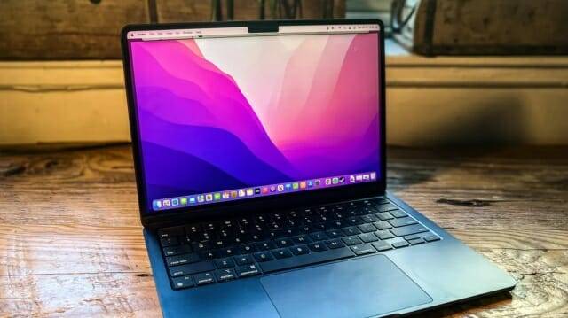 애플은 M2 탑재 맥북에어 13형도 할인해 그대로 판매한다. (사진=씨넷)