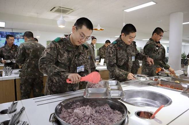 훈련병들의 식사는 외주업체인 ‘풀무원푸드앤컬처’에서 조리를 맡았다. (사진제공= 육군 39사단)