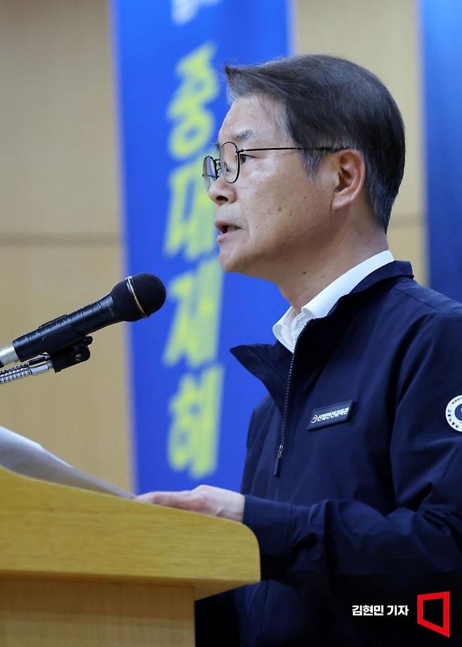 이정식 고용노동부 장관이 19일 서울 영등포구 안전보건공단 서울남부지사 열린 '중소기업 중대재해 예방지원 총력대응 결의대회'에서 인사말을 하고 있다. 사진=김현민 기자 kimhyun81@
