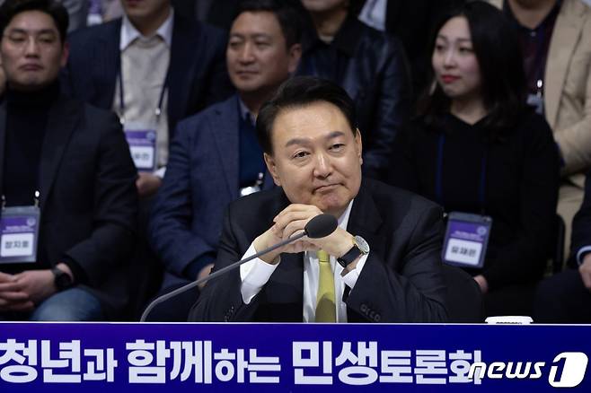 윤석열 대통령이 5일 경기 광명시 아이벡스스튜디오에서 ‘’청년의 힘으로! 도약하는 대한민국‘’을 주제로 열린 열일곱 번째 국민과 함께하는 민생토론회에서 참석자들의 발언을 경청하고 있다. (대통령실 제공) 2024.3.5. 뉴스1