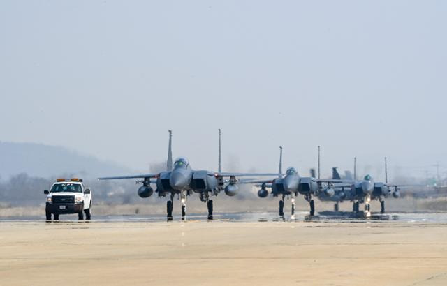 2024년 전반기 한미 연합연습 '자유의 방패' 첫날인 4일, 한미 공군의 대대급 연합공중훈련인 '쌍매훈련'에 참가하기 위해 공군 제11전투비행단 122대대 소속 F-15K 전투기가 공군 오산기지에 전개해 이동하고 있다. 공군 제공