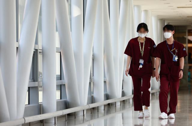 정부가 의료현장을 집단 이탈한 전공의들에 대한 행정 처분 절차에 돌입한 4일 서울 시내 한 대학병원에서 간호사들이 병동을 오가고 있다. 뉴시스