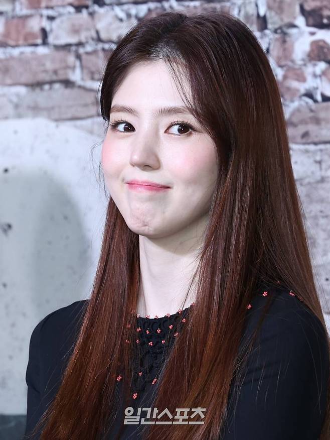 배우 한소희가 19일 오전 서울 용산구 레이어20 스튜디오에서 열린 넷플릭스 오리지널 '경성크리처' 제작발표회에서 미소를 짓고 있다. '경성크리처'는 시대의 어둠이 가장 짙었던 1945년 봄, 생존이 전부였던 두 청춘이 탐욕 위에 탄생한 괴물과 맞서는 이야기로 22일 공개. 서병수 기자 qudtn@edaily.co.kr /2023.12.19/