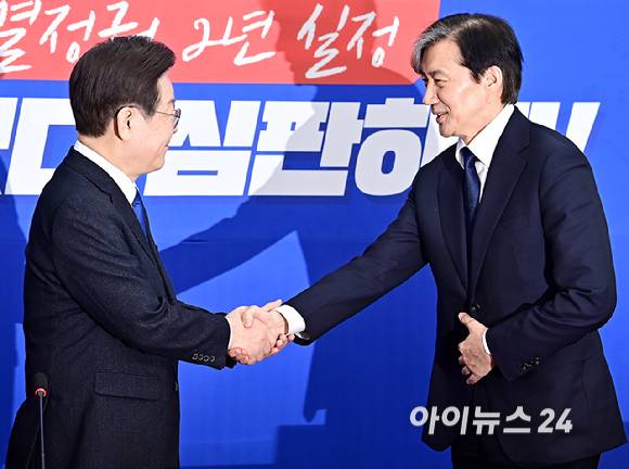 이재명 더불어민주당 대표가 5일 오전 서울 여의도 국회에서 조국 조국혁신당 대표와 인사를 하고 있다. [사진=곽영래 기자]