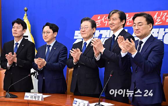 이재명 더불어민주당 대표가 5일 오전 서울 여의도 국회에서 조국 조국혁신당 대표와 기념촬영을 하고 있다. [사진=곽영래 기자]