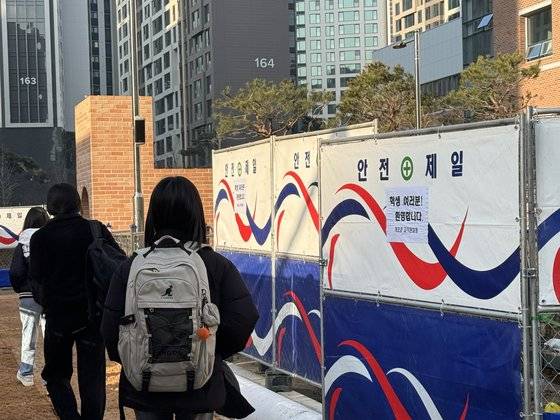 휴교 7년만에 4일 개교한 서울 강남구 개포중에 학생들이 등교하고 있다. 교문 없이 펜스로 둘러싸인 임시 입구에는 '학생 여러분 환영합니다!'라는 문구가 적혀 있다. 이보람 기자