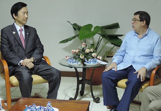 2016년 6월 당시 윤병세 외교부 장관이 아바나를 방문해 브루노 로드리게스 쿠바 외교장관과 회담하는 모습. [연합뉴스]