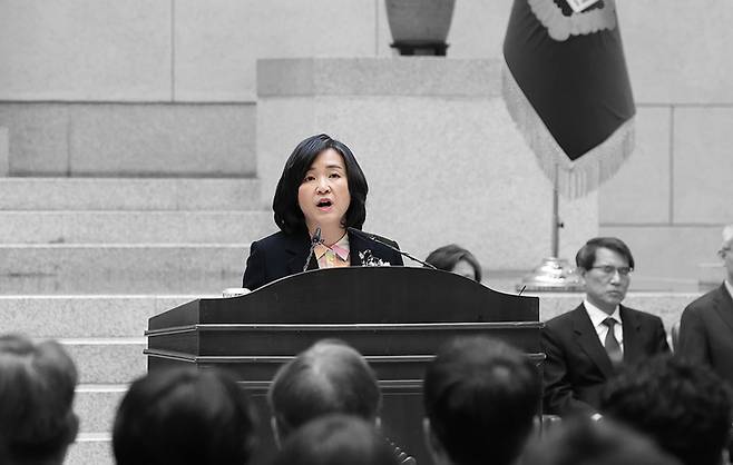 신숙희 신임 대법관이 4일 오전 서울 서초구 대법원에서 열린 취임식에서 취임사를 하고 있다. 연합뉴스