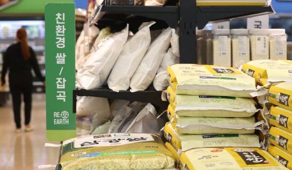 대형마트에 진열된 쌀 가마니. 연합뉴스